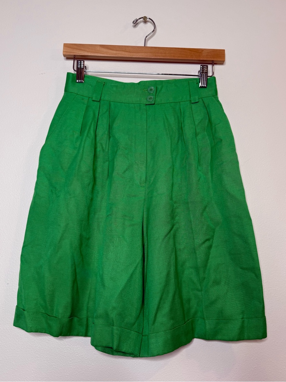 Vintage 80s Jones New York High Waist Linen Cotton Bermuda Shorts in Kelly green